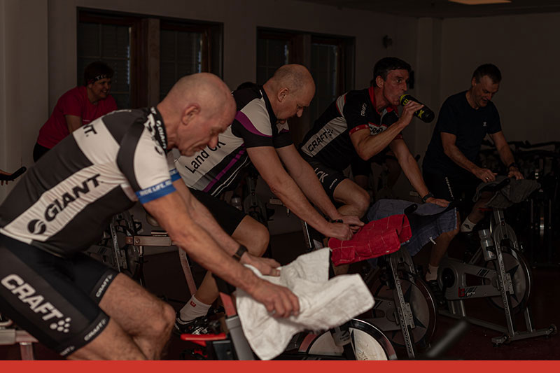 Trening i gruppetimer på sykkel